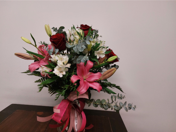 Floristería lorea ramo rosas y lilium
