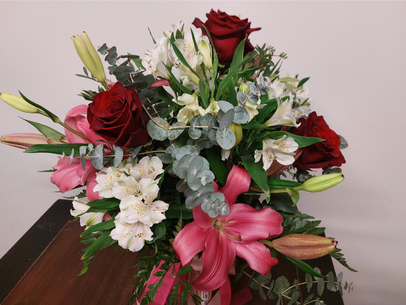 Regala ramo de Flores (Rosas, Lilium y Astromelias)