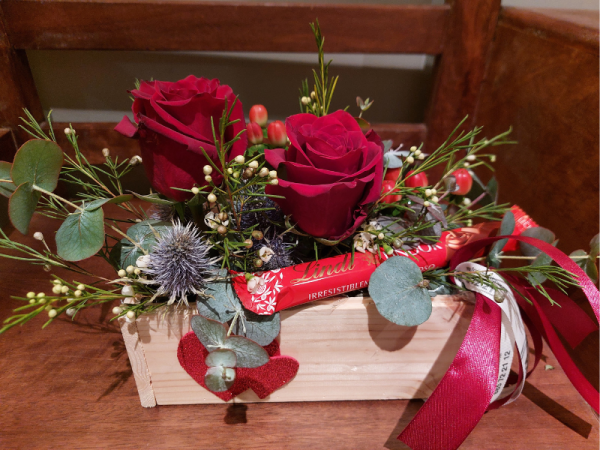 caja rosas y chocolatina floristería lorea