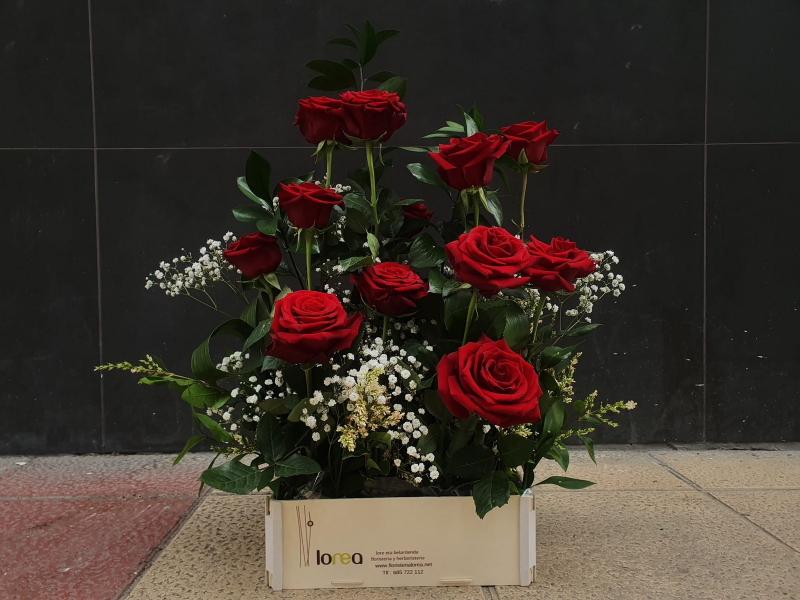 Centro 12 rosas en caja