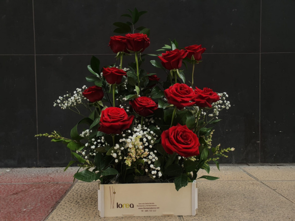 Centro 12 rosas en caja