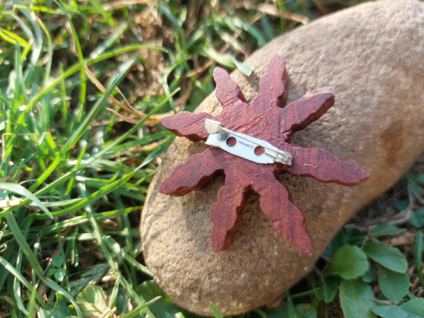 Eguzkilore broche madera floristería lorea