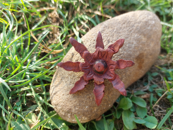 Eguzkilore broche madera floristería lorea