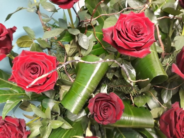 Centro de 18 rosas en base redonda