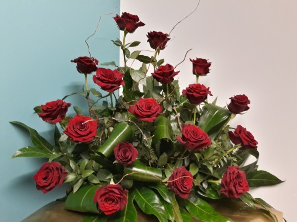 Centro de 18 rosas en base redonda