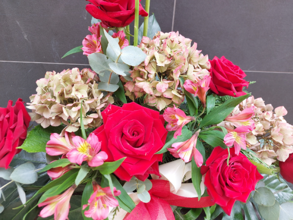 Floristería lorea rosa y hortensias detalle