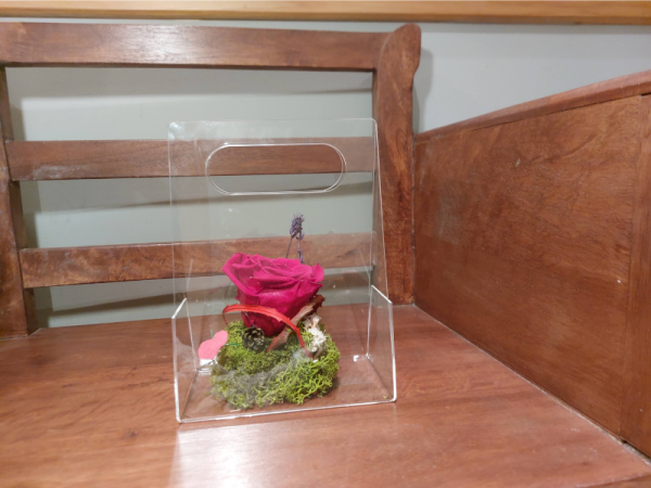 Rosa en bolso metacrilato